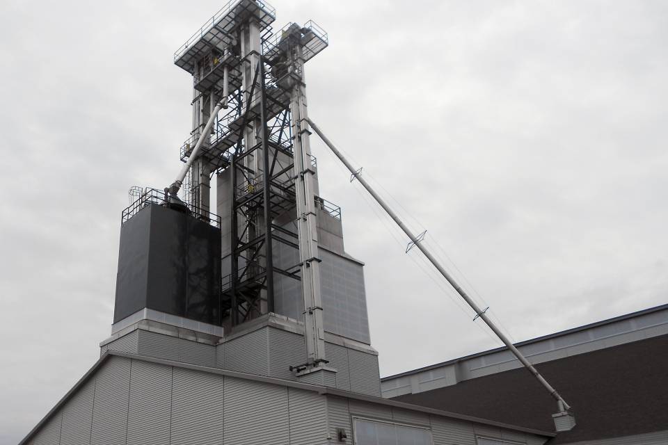 Dry-fertilizer-loadout-tower-featuring-a-Sackett-Waconia-H.I.M.-mixer.