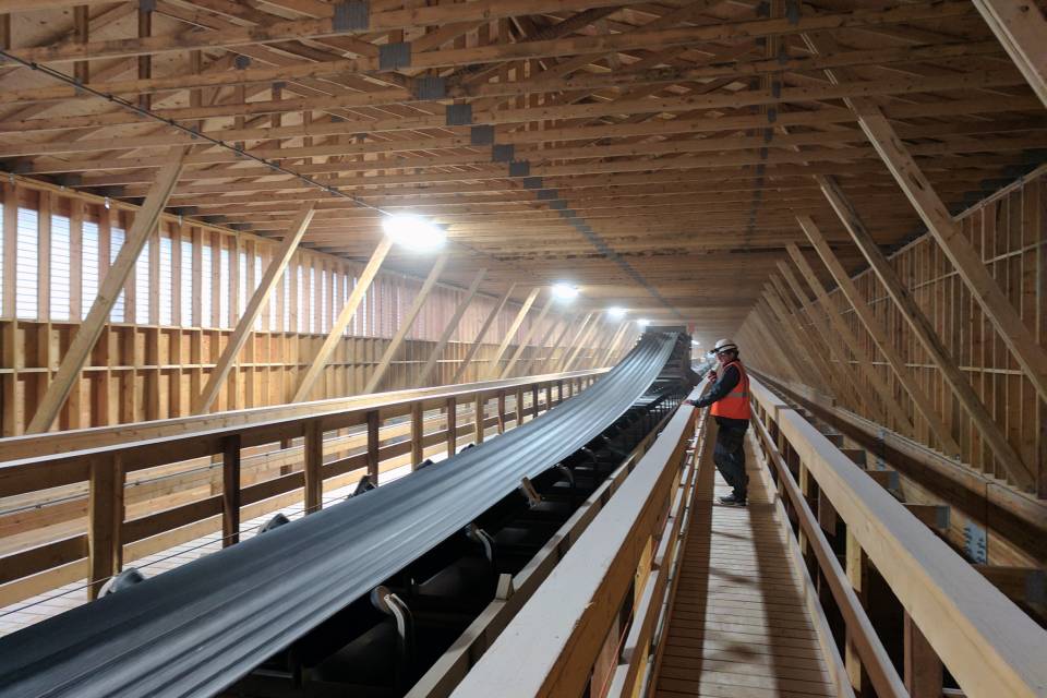 Kahler-technician-observing-tripper-conveyor-during-installation.