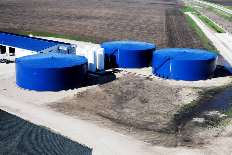 Overview-of-new-tanks-at-New-Cooperative-in-Roelyn-IA.