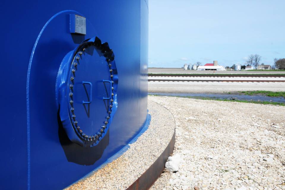 Round-manway-cover-on-storage-tank.