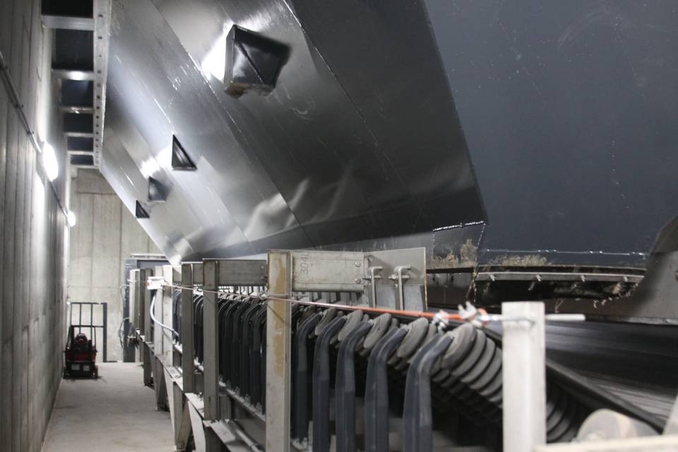 The-1200-tph-receiving-system-has-the-ability-to-unload-an-entire-rail-car-at-once.-