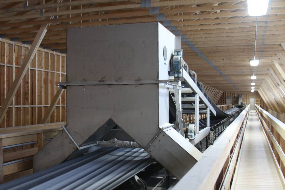 The-1200-tph-tripper-conveyor-feeds-the-plant’s-seven-main-bins-while-a-separate-system-feeds-its-six-micronutrient-bins.