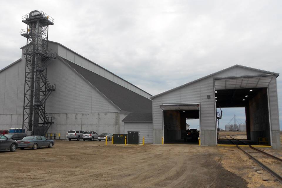 The-dry-fertilizer-receive-shed-for-rail-and-truck.