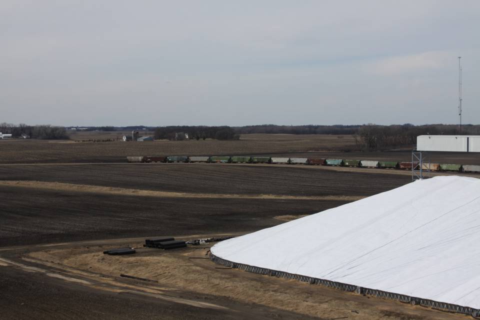 The-plant-utilizes-a-loop-track-to-receive-its-dry-bulk-fertilizer-via-unit-trains.
