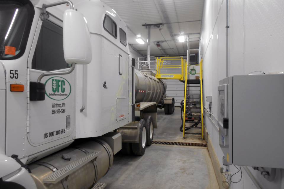 Truck-in-bay-for-liquid-fertilizer-load-out.