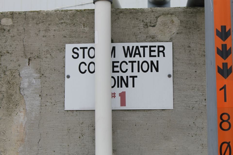 Close-up-of-containment